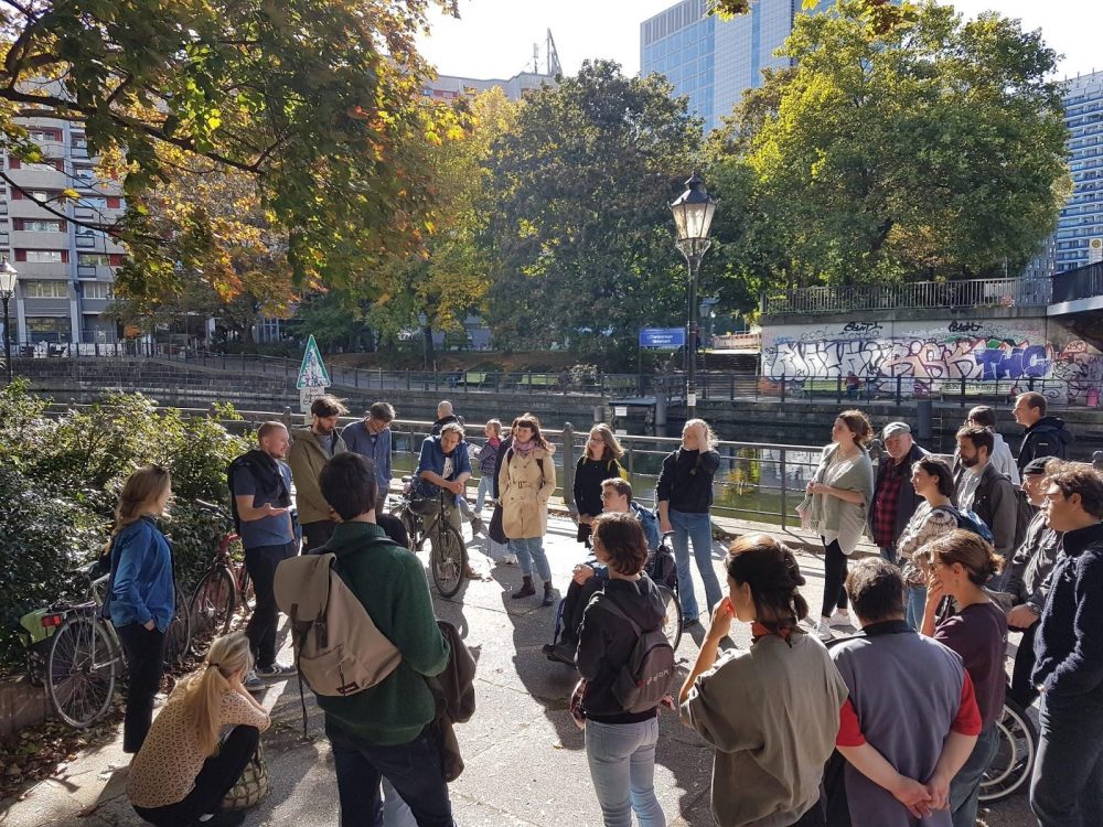 ‚Walkshop’ entlang der Spree mit RambaZamba (2022). Foto: T. Frommen.